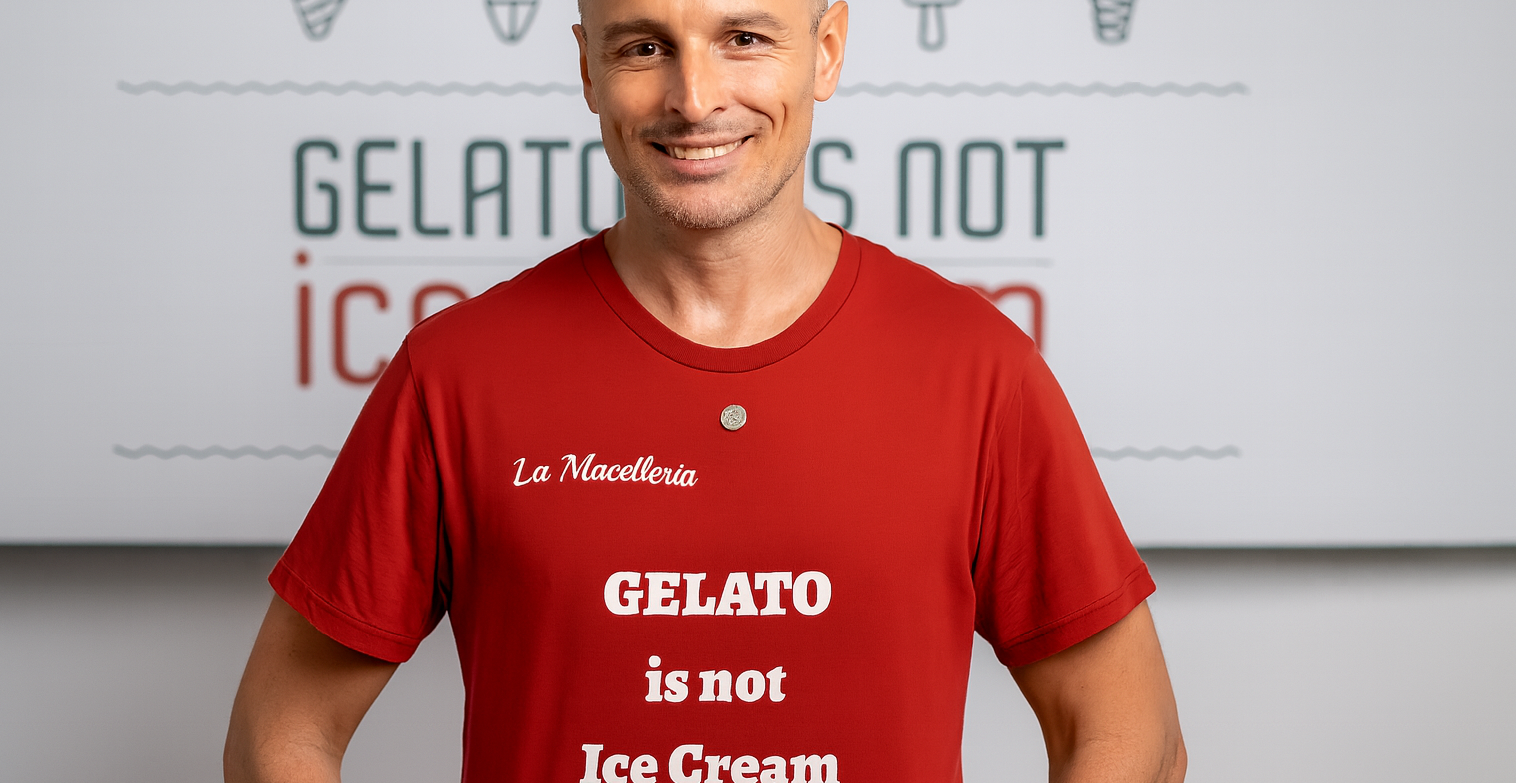 Imprenditore con maglietta rossa “Gelato is not Ice Cream” di La Macelleria, simbolo del brand di gelato artigianale portato dall’Italia all’Australia